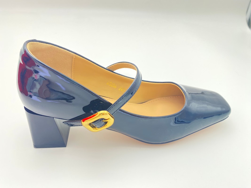 Women black high heels with lacquer chunky heels and mental buckle closure